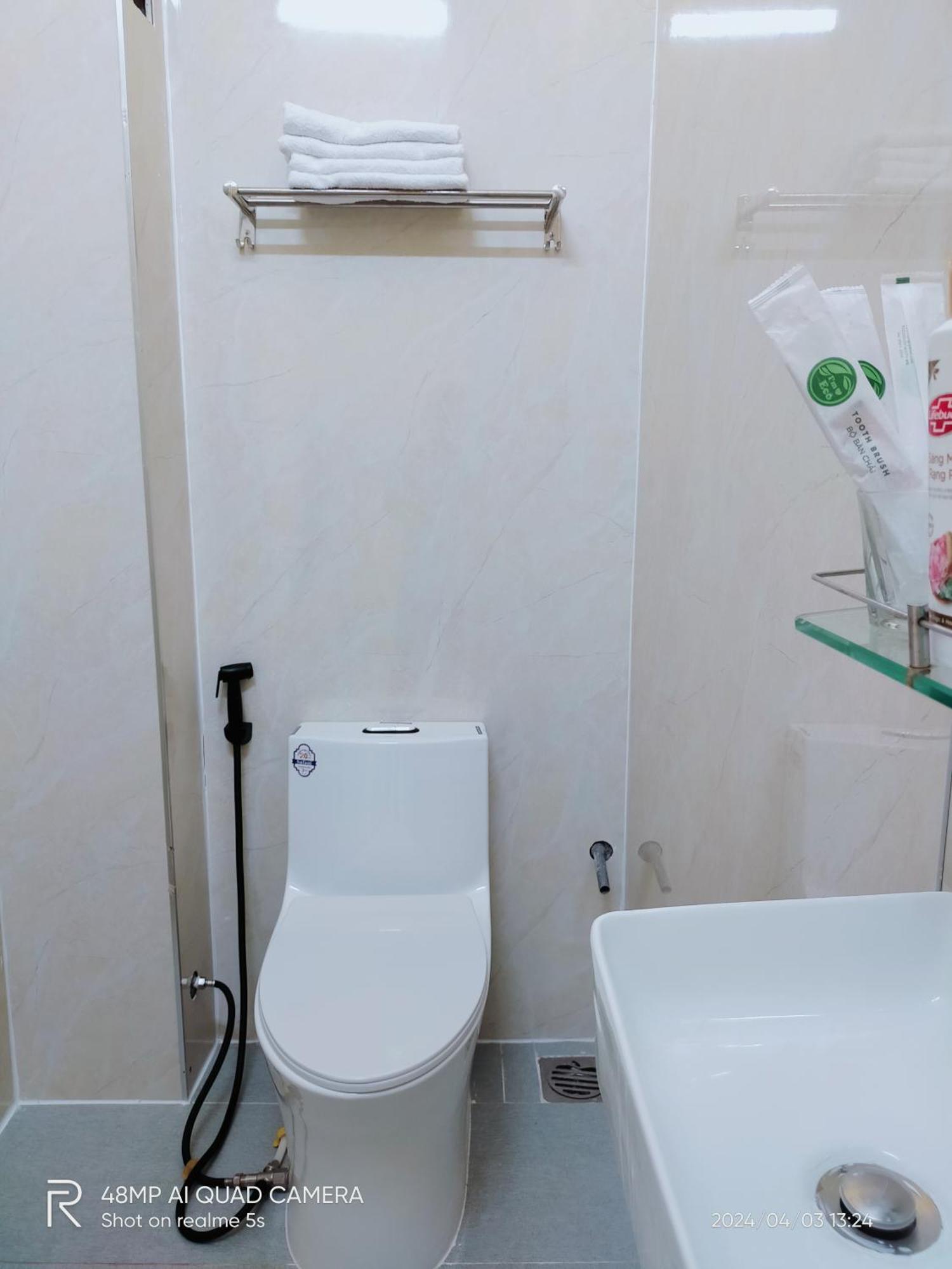 Shusimi House & Boutique Near Tan Son Nhat Airport Khách sạn hẻo lánh *